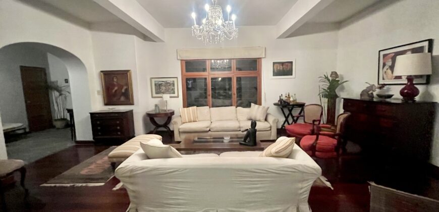 Se Vende Linda Casa en San Isidro con Terraza y Amplio Jardin en Choquehuanca
