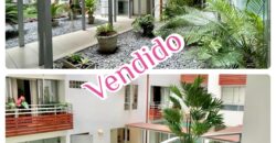 Se vende acogedor departamento con balcon y vista a lindo jardin interno en Miraflores