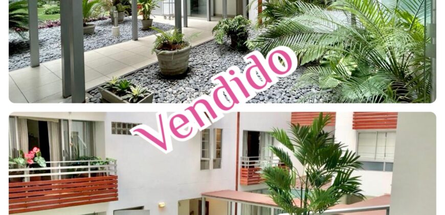 Se vende acogedor departamento con balcon y vista a lindo jardin interno en Miraflores