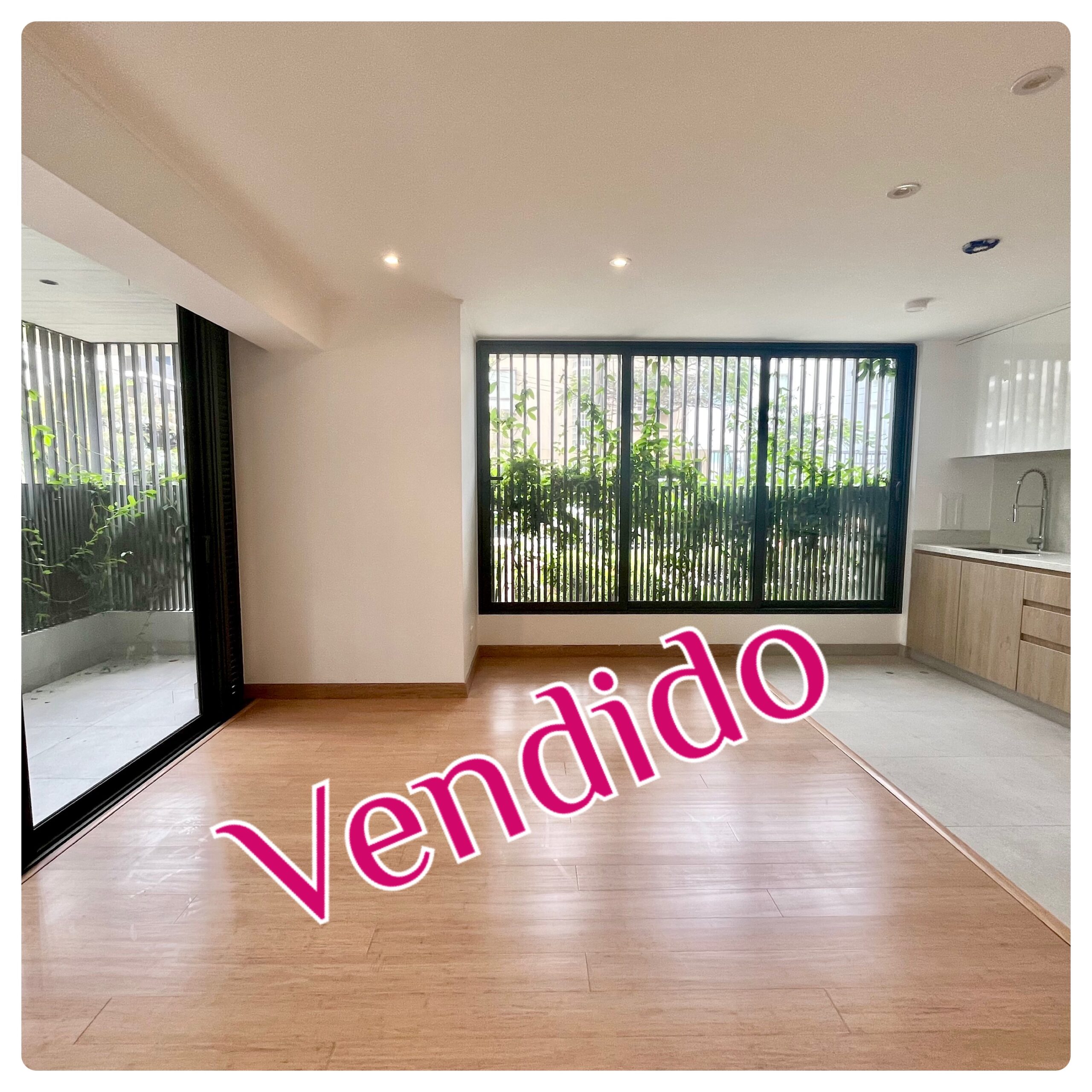 Venta moderno departamento en 1er piso con terraza de estreno en Mirasidro