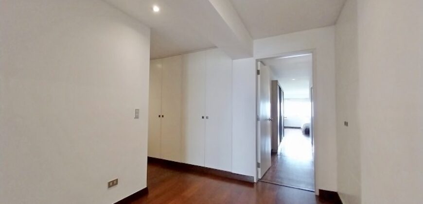 Se vende precioso departamento totalmente remodelado con areas comunes frente al Golf San Isidro