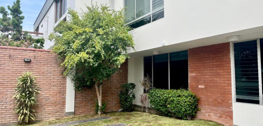 Se vende/alquila casa ideal para oficinas o proyecto inmobiliario en Corpac San Isidro