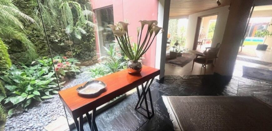 Se vende linda casa en San isidro con terraza jardin pisicna y area de bbq