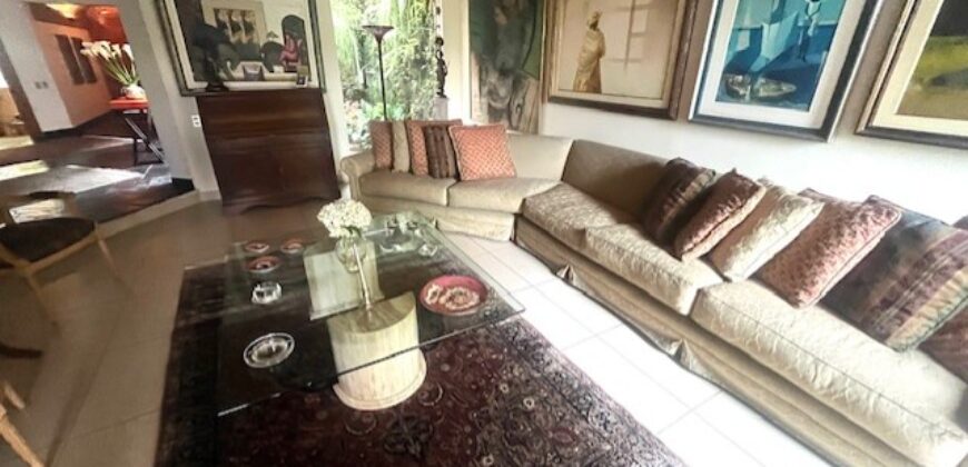 Se vende linda casa en San isidro con terraza jardin pisicna y area de bbq