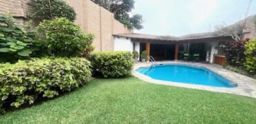 Se vende linda casa en San isidro con terraza jardin pisicna y area de bbq