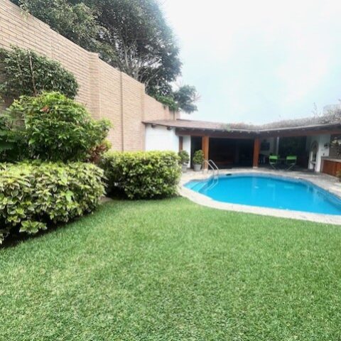 Se vende linda casa en San isidro con terraza jardín piscina y área de bbq