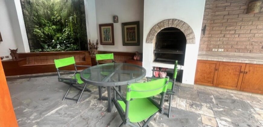 Se vende linda casa en San isidro con terraza jardin pisicna y area de bbq