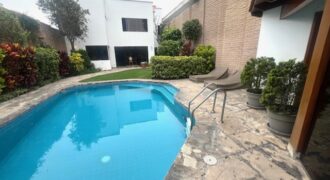 Se vende linda casa en San isidro con terraza jardin pisicna y area de bbq