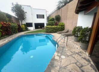 Se vende linda casa en San isidro con terraza jardin pisicna y area de bbq