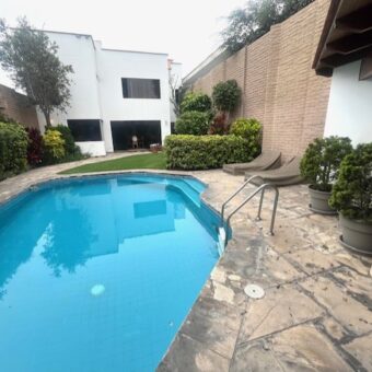 Se vende linda casa en San isidro con terraza jardín piscina y área de bbq