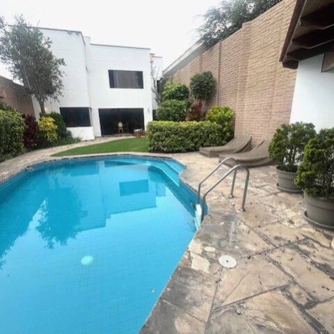 Se vende linda casa en San isidro con terraza jardín piscina y área de bbq