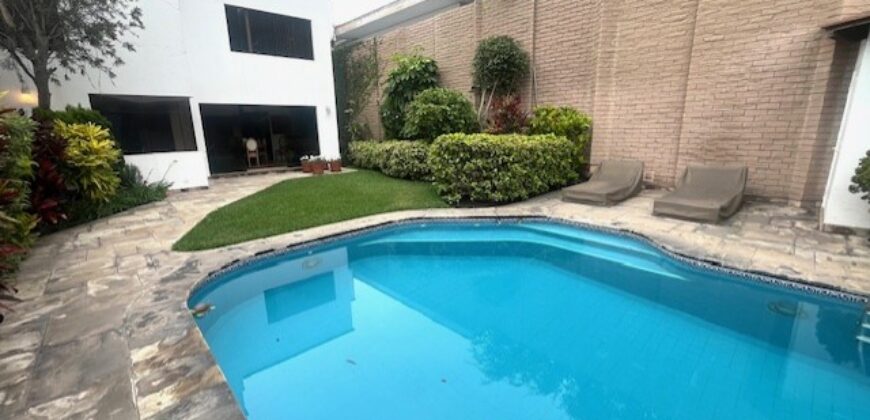 Se vende linda casa en San isidro con terraza jardin pisicna y area de bbq