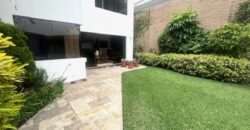Se vende linda casa en San isidro con terraza jardin pisicna y area de bbq