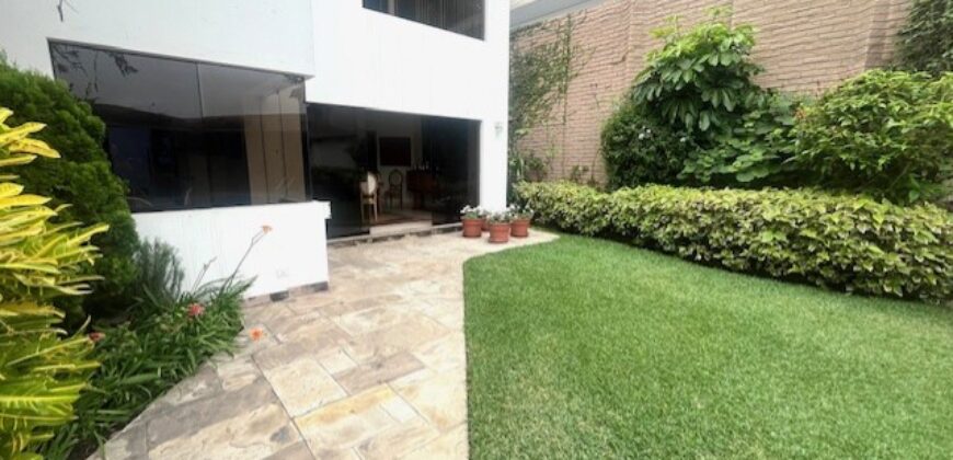 Se vende linda casa en San isidro con terraza jardin pisicna y area de bbq